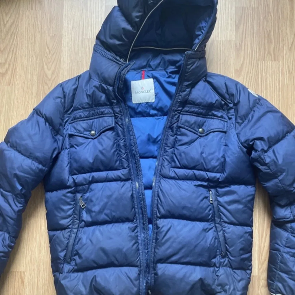 Moncler jacka i navyblå i M. Köpt på grailed. Kontakta vid några frågor. . Jackor.