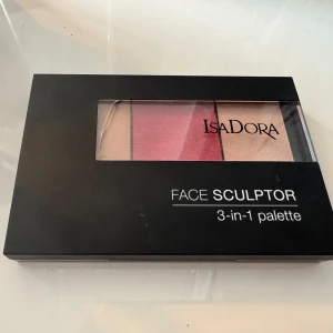 NY Isadora palett - Endast testad med rena borstar, säljer då den inte kommer till användning. Legat i necessär därav några märken på förpackningen. Slutsåld i princip överallt, nypris 200+ kr, mitt pris 100kr