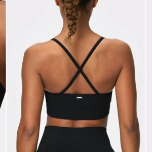 Sport-bh - Snyggare sport-bh med Lätt support. Prislapp finns kvar, ordinarie pris 399 kr. Modellen på bilden bär storlek XS och är 173 cm lång 