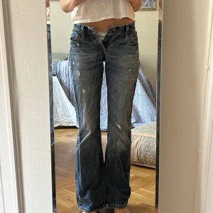 Vintage Levis  - Vintage lågmidjade Levis jeans! Uppskattar till W24 (XXS). Har hål och lite målarfläckar på sig därav lägre pris🌟