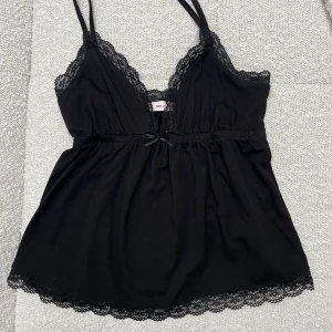 Linne - Svart supergulligt linne från Nelly som tyvärr inte kommer till användning. Superskönt material & endast använt en gång så i mycket bra skick. Storlek XXS🖤