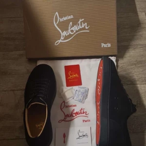 Christian Louboutin Paris - En mycket fint och unikt svarta Louboutin som är helt nya och oanvända. Den röda sulan kommer få dig att skina🤩. Det finns även äkthet bevis. Jag säljer de för att dem inte passar mig. Storlek 42. Ifall du undrar någonting är det bara att fråga☺️