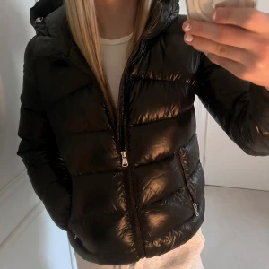 colmar jacka - jätte fin colmar jacka, köpt här på plick men för liten för mig, fråga efter fler bilder!❤️passar som xs!