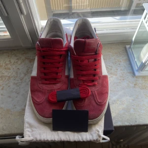 Valentino flycrew - Säljer dessa röda flycrew i storlek 43! Är i superbra skick och har inte använts speciellt mycket. Skor,box, kuver, extra skosnöre och påse ingår. Saknas endast en nit där bak! Inga byten och går inte ner en enda krona i pris