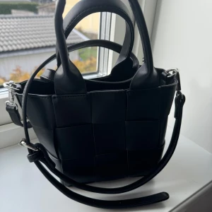 Gina tricot väska  - Säljer min helt oanvända Gina väska som jag fick i present nu i år. Pris kan diskuteras 😊