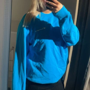 Blå Champions tröja  - Blå Champions tröja i jätte bra skick inga defekter eller så😊 storlek L men mer som en M