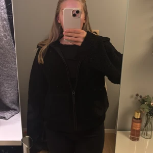 Teddyjacka från hm - Säljer min teddyjacka från hm, köpt förra året och har inte kommit till användning så mycket. Materialet är fortfarande mjukt. Skriv vid frågor eller fler bilder🥰