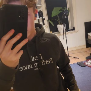 Peak performance hoodie - Säljer denna peak performance hoodien för att den ej kommer till användning Skick 9/10 Nypris ca 700kr Hlr av er vid frågor!