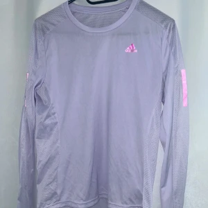 Underställströja Adidas - Underställströja från adidas i storlek S, den är för liten för mig och därför aldrig använd!🤍