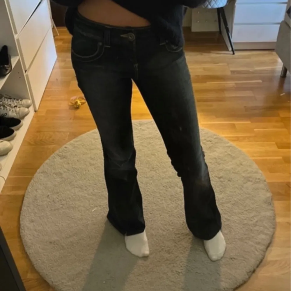 Lågmidjade jeans från only i storlek 32, midjemått 72 och innerbenslängden 81. Sytt om jeansen till bootcut själv men inget man tänker på bra skick. Jeans & Byxor.