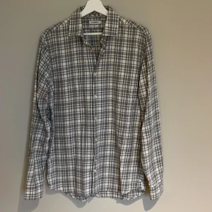 J.Lindeberg Skjorta - Riktigt schysst J.Lindeberg skjorta med rutigt mönster och riktigt skönt tyg. Storlek M. Skick 9/10. 