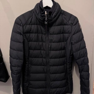 Parajumper jacka  - Dam modell, storlek S. Väldigt bra skick!  Ordinarie pris ca 4000:-  