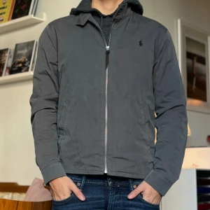 Ralph Lauren Jacka/twill jacket - Ralph Lauren Jacka, nyskick 9,5/10. Köpt för 3500 på Ralph Laurens butik i USA. Skriv om frågor.  Storlek M men passar S