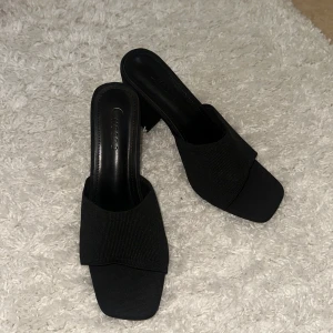 Klackskor  - Blockklackskor med ett mjukare band för att inte få skav.   Aldrig använda Säljes då dom är för stora   Klackhöjd 9.3cm 