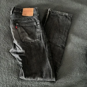 Levis 501 - Tja! Säljer äldre par Levis jeans svara! W29 L32! Hör gärna av er angående frågor😁