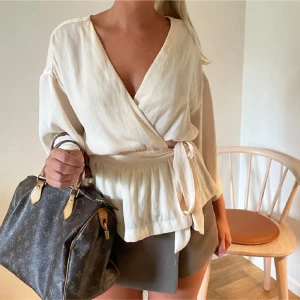 Blus  - Super skön och snygg blus!!! Samma tröja & samma strl men svart❣️❣️mina bilder!