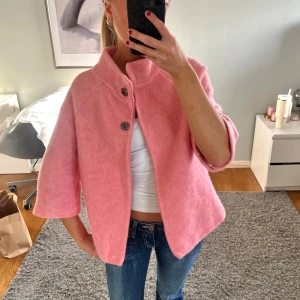 Trekvartsärmad kappa - Snyggaste rosa, trekvartsärmade kappan från Italien! Så sjukt snygg och perfekt till höst/vår. Den har två knappar upptill. Sjukt efterfrågad & inga defekter, som ny!!🩷 köp via ”köp nu”, eller skriv frågor privat💘