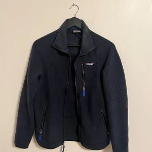Patagonia fleece - Tja! Säljer fleecen eftersom jag vuxit ur den. Bästa plagget jag ägt. Riktigt snygg och galet skön.  Lite nopprig under armarna. Nice under kallare och varmare dagar. Storlek small, köpt på naturkompaniet förra vintern för 1700. Skick 9/10.  