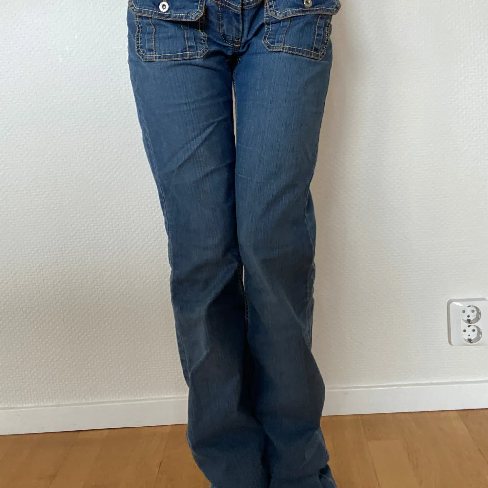 Lågmidjade jeans, jättesnygga fickor fram. W28 och passar dig som brukar ha längd 32/ 34. Jag som haft dem är själv 178 <3. Jeans & Byxor.