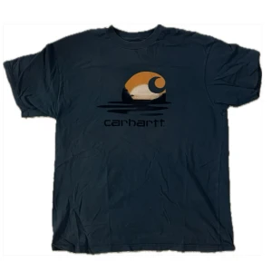 Fet carhartt tshirt - Bra skick. Lite använd men märks knappast. Inga skador. Mörkblå med solnedgång samt loggan tryck på framsida. Jag är 185 och passar i L. Nypris: 650kr