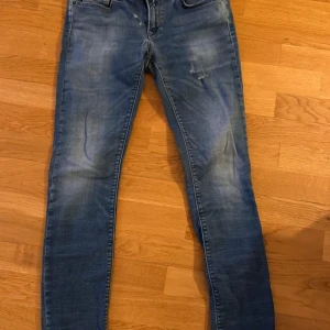 Blå jeansbyxor - Säljer ett par snygga blå jeansbyxor i slim fit. Replay jeans anbass 29/30