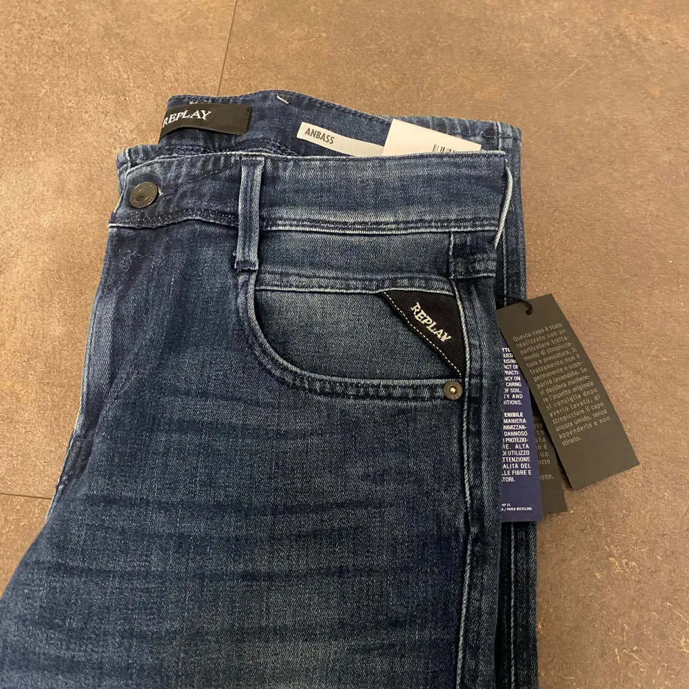 Riktigt schyssta replay jeans anbass. Jeansen är helt nya och är slim fit. Storlek W28 L32. Mitt pris:599kr! Hör av er vid frågor och funderingar!. Jeans & Byxor.