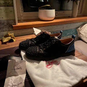 Christian Louboutin  - Tja! Säljes 6,8 nya Finns kvitto och 2 dust bags📍 Öppen för byten om ni har skor/jacka/väst/cardigan stl 43-43 /m-L