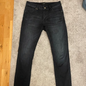 Iggy Mörk Blå Jeans - Oanvända, köpt på carlings. Nypris: 1400