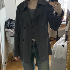 Grå kappa - Snygg kappa perfekt till hösten, strl m men skulle snarare säga s💕💕