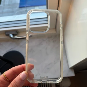 Genomskinligt mobilskal från Holdit - Säljer ett genomskinligt mobilskal från Holdit. Det är i storlek iPhone 15 PRO. Det är helt nytt och aldrig använt för att jag råkade köpa fel storlek. Pris går att diskuteras💓💓