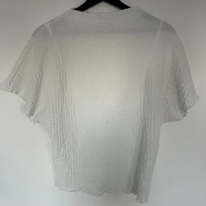 Zara tröja - En vit lite finare t-shirt från Zara i storlek S. Den är använd några gånger men är fortfarande i ett bra skick. 🤍