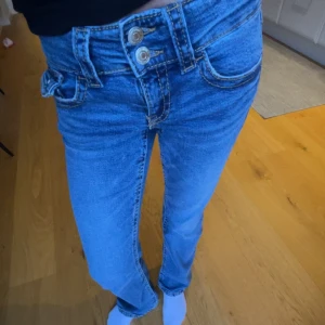 Blåa jeans - Blå jeans i bra skick från Gina Young, använda väl men de syns inte, ja har sytt ner de men de är inget man tänker på (kontakta mig för bild)💞