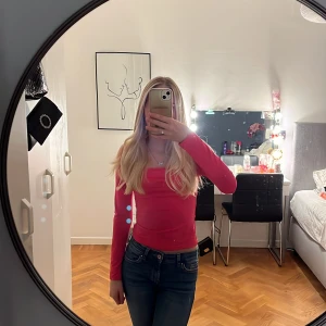 Rosa långärmad topp - Säljer en superfin rosa långärmad topp. Toppen har en fyrkantig halsringning och är i ett mjukt och stretchigt material. Passar perfekt till jeans eller kjol. Hör av dig vid intresse! 💖