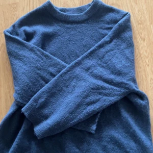 Blå stickad tröja från 157 - Mysig blå stickad tröja från 157 i storlek S, den är i väldigt bra skick med tanke på att den inte är använd.  💙