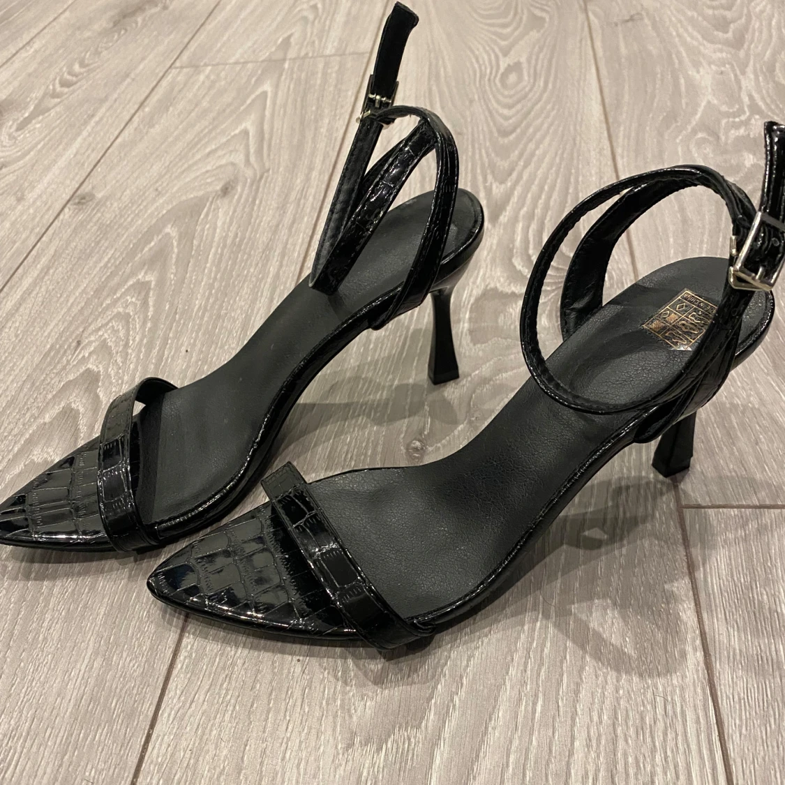 Svarta klackskor med krokodilmönster - 90
