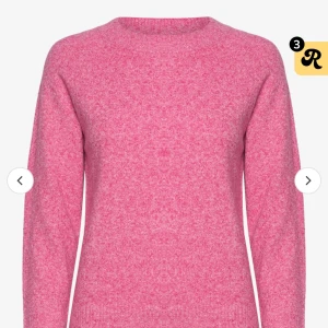 Rosa stickad tröja - Säljer en supermysig rosa stickad tröja i bra skick. Perfekt för kyliga höst- och vinterdagar. Tröjan har långa ärmar och en klassisk rund halsringning. Den är både stilren och bekväm, perfekt för att hålla värmen med stil!