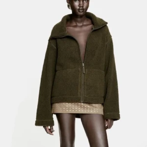 Olivgrön H&M teddyjacka  - Intressekoll på min H&M teddyjacka. Slutsåld