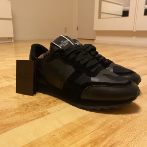 Valentino Rockrunners - Hej, säljer nu mina stilrena Valentino Rockrunners som är den perfekta skon inför vintern enligt många. Mycket bra skick, Medföljer-Valentino kort. Storlek-42. Fraktar spårbart via postnord/Instabox!🙂