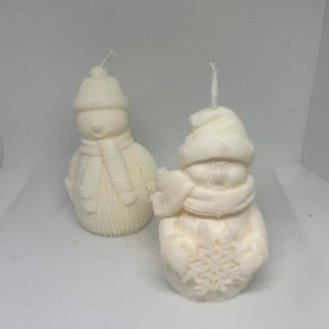 Snögubbe  - Soja ljus i form av olika snögubbar! Färgen vit passar bäst men kan såklart ändras, doft kan läggas till om så önskas. Vikten är upp mot 80 gram