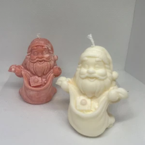 Tomte med presentpåse  - En annan variant av ett soja ljus med en tomte som håller i presentpåse! Färg kan anpassas och doft läggas till! Vikten går upp mot 110 gram 