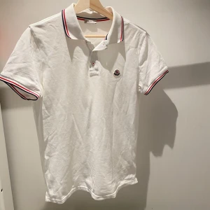 Moncler Pike - Nu säljer vi denna sjukt snygga Moncler Piken | Skick 8,5 endast general wear på dom | Storlek S | vid minsta fråga eller fundering är det bara att kontakta oss!