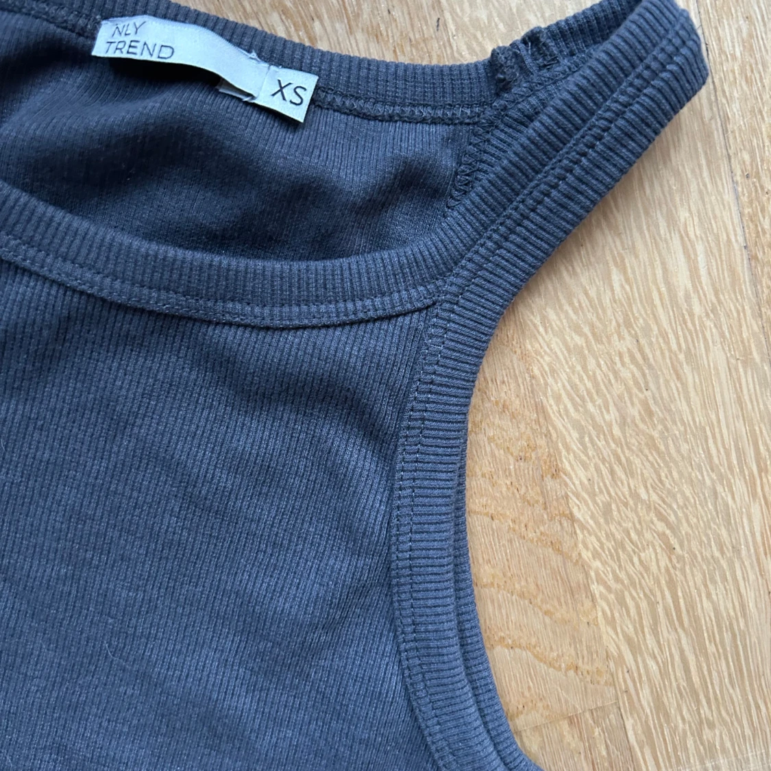 Mörkgrå ribbad topp NLY Trend - 92