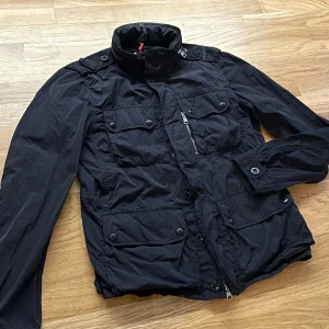 Moncler field jacka - Marinblå/Navy field jacka från moncler i storlek 52 (passar åt S hållet), fint skick och inga defekter förekommer. Skriv om du har några funderingar :)