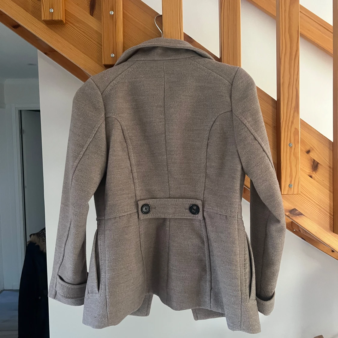 Grå/beige kappa  - 90