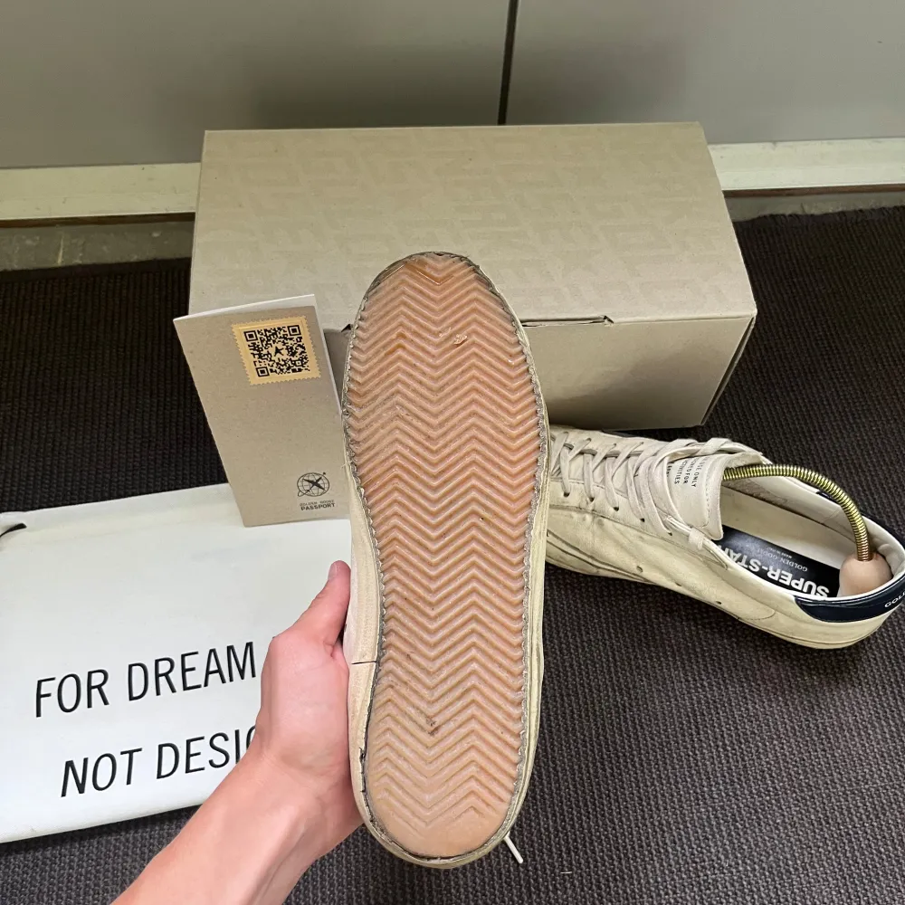 Säljer dessa extremt snygga golden goose superstar navy & white skorna. Köptes på miinto i vintras för 5800kr. Ingår dustbag, box, GG passport och kvitto.  Storlek 40 men sitter större så passar mer som 41. Slitningarna är en del av designen. . Skor.