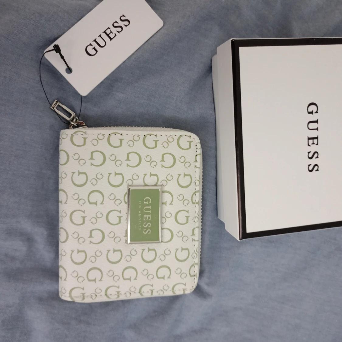 Vit plånbok från Guess - 90