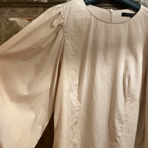 Naturvit blus - Fin figursydd blus från Kappahl, puffiga ärmar⭐️ tyget är lite stretchigt, sitter som en M