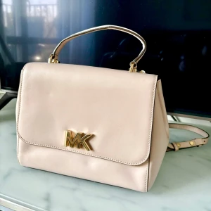 Ljusrosa Michael Kors väska  - Säljer en superfin ljusrosa handväska från Michael Kors i mycket bra skick. Bara använd ett fåtal gånger. Nypris 3200kr 💕