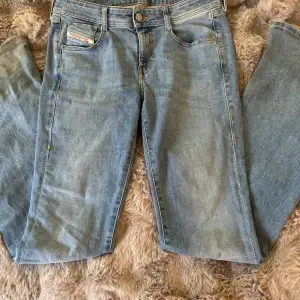 Säljer ett par snygga blå jeans från Diesel i bra skick. De har en klassisk femficksdesign och en normal passform. Litet tecken på användning vid foten. Nypris: 1500kr