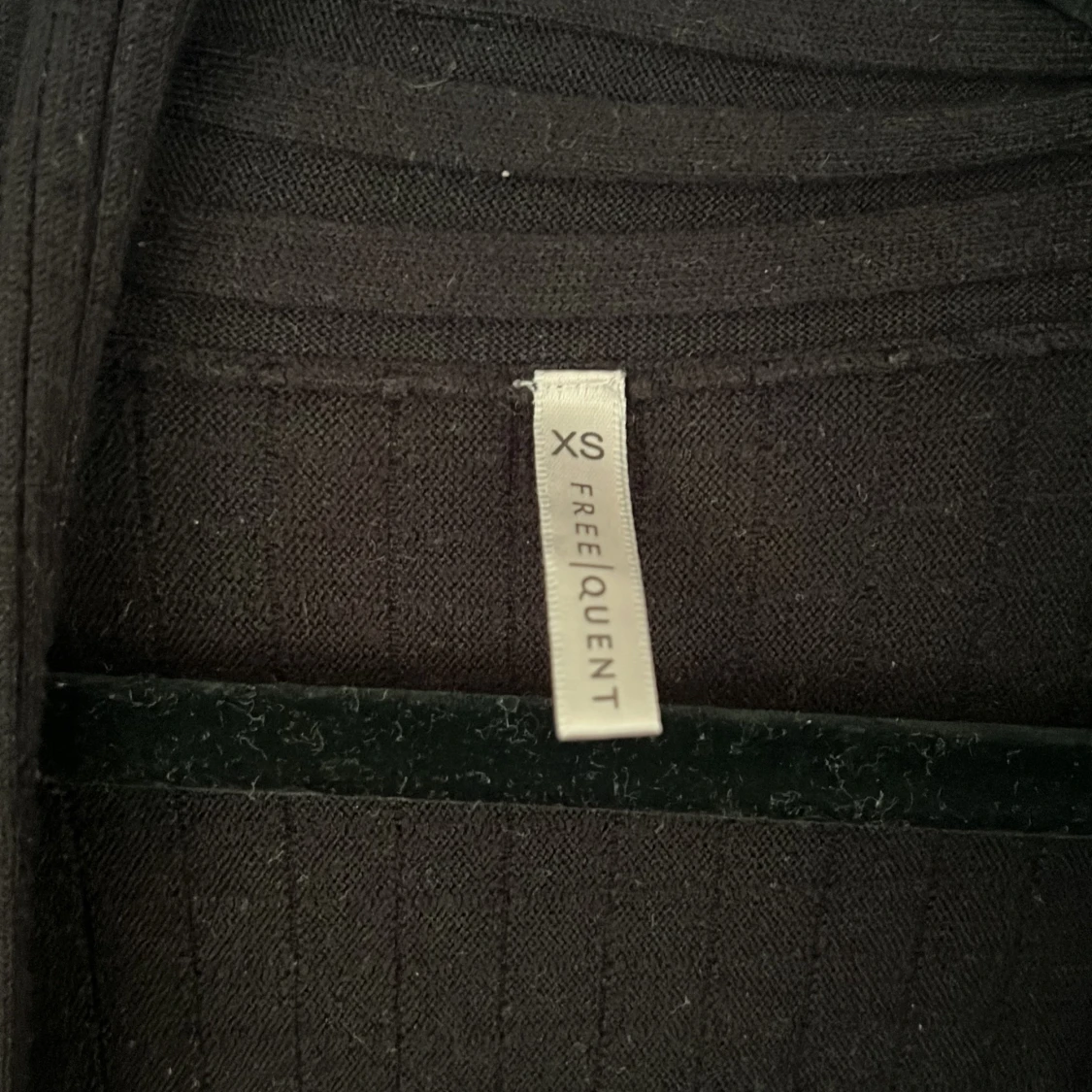 Svart ribbad kofta från Freequent - 91